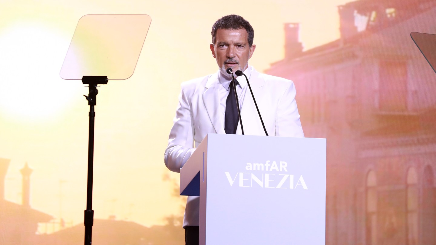 Antonio Banderas Points to ‘Philadelphia’ For Inspiring His AIDS Activism at Venice’s amfAR Gala