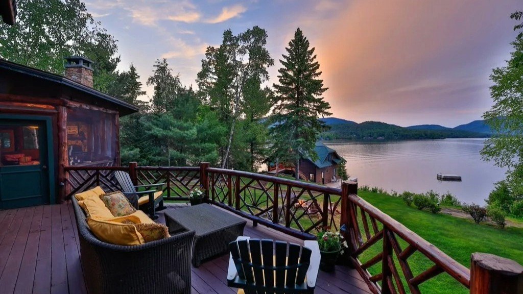 5 Wildly Luxurious Lake Houses for Sale That Are Worth Blowing Way Past Your Budget