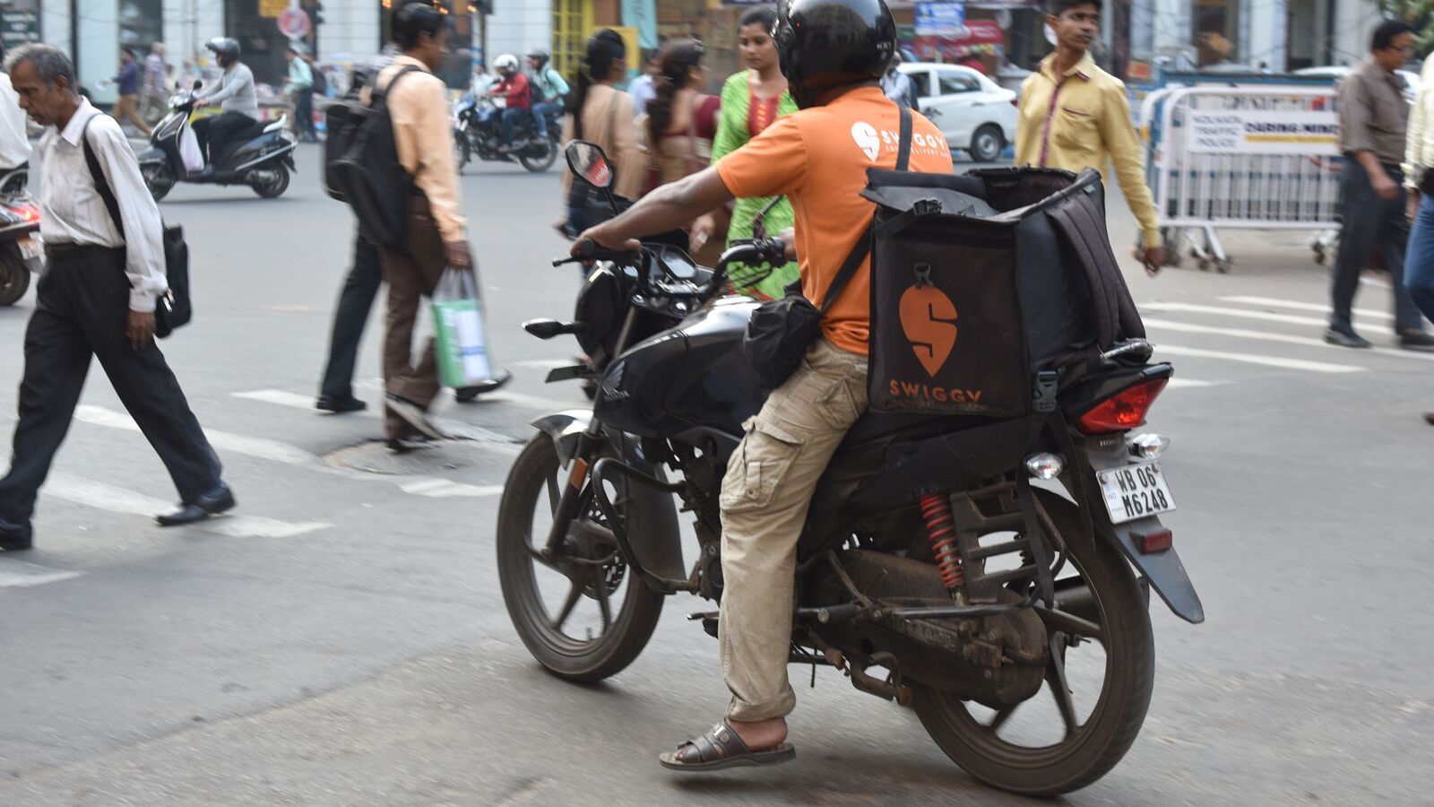 Bengaluru woman criticises Swiggy as delivery agent did not know Kannada. Netizens say ‘his job is to deliver food…’